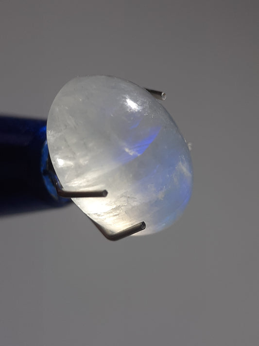 oval cabochon natural pale blue moonstone, 4.25 ct - Natural Gems Belgium