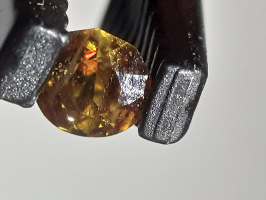 natural Yellow Sphene, round, poor cut grade, 0.38 ct - Natural Gems Belgium