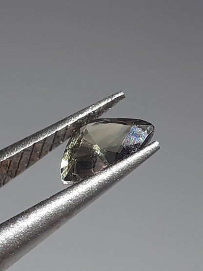 Natural yellowish greenish purple Sapphire - 0.34 ct - Trillion - unheated - Tanzania - Certified by NGB - Natural Gems Belgium