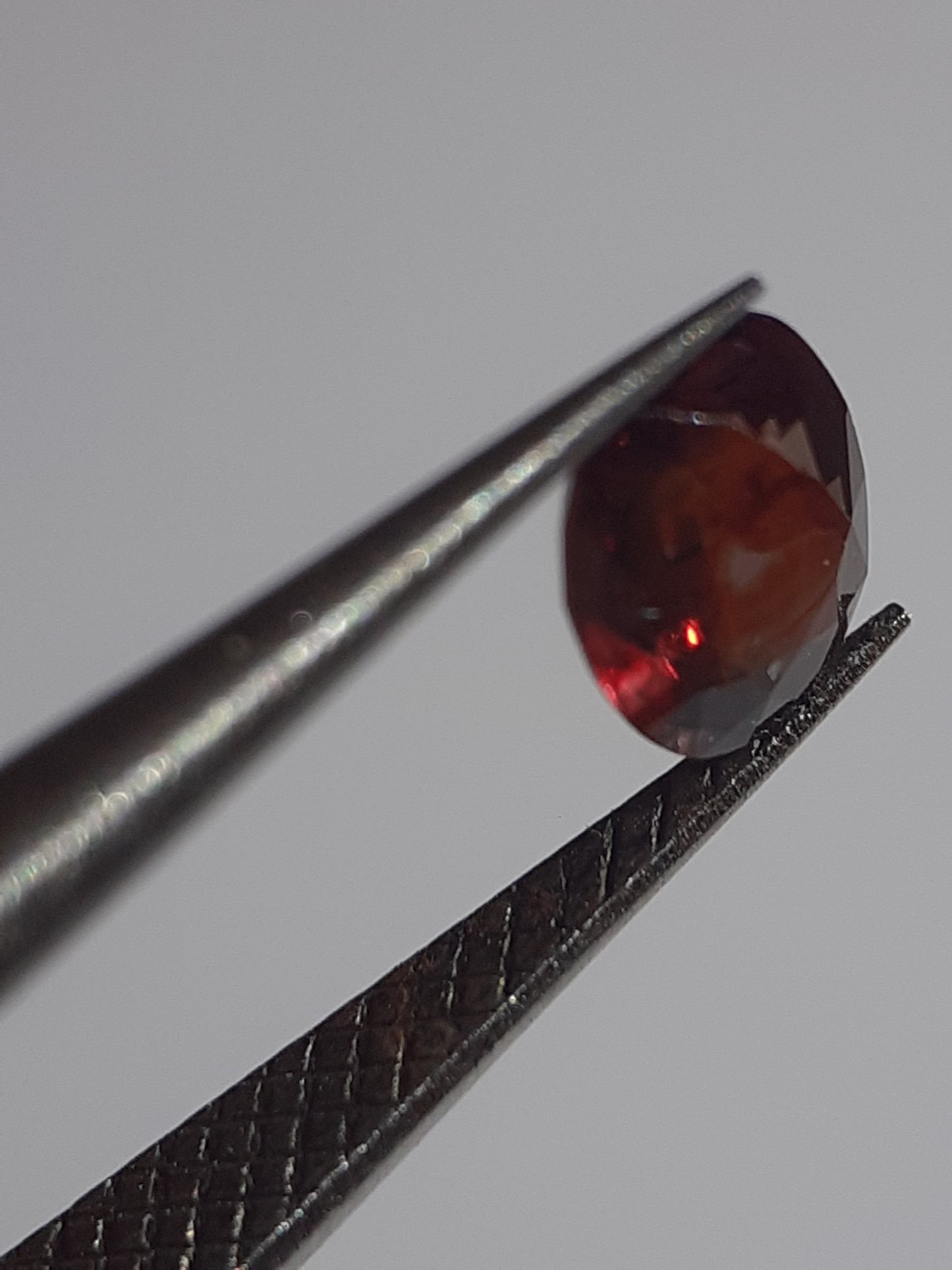 Natural orangy reddish purple Sapphire - 0.34 ct - oval - unheated - Tanzania - Certified by NGB - Natural Gems Belgium