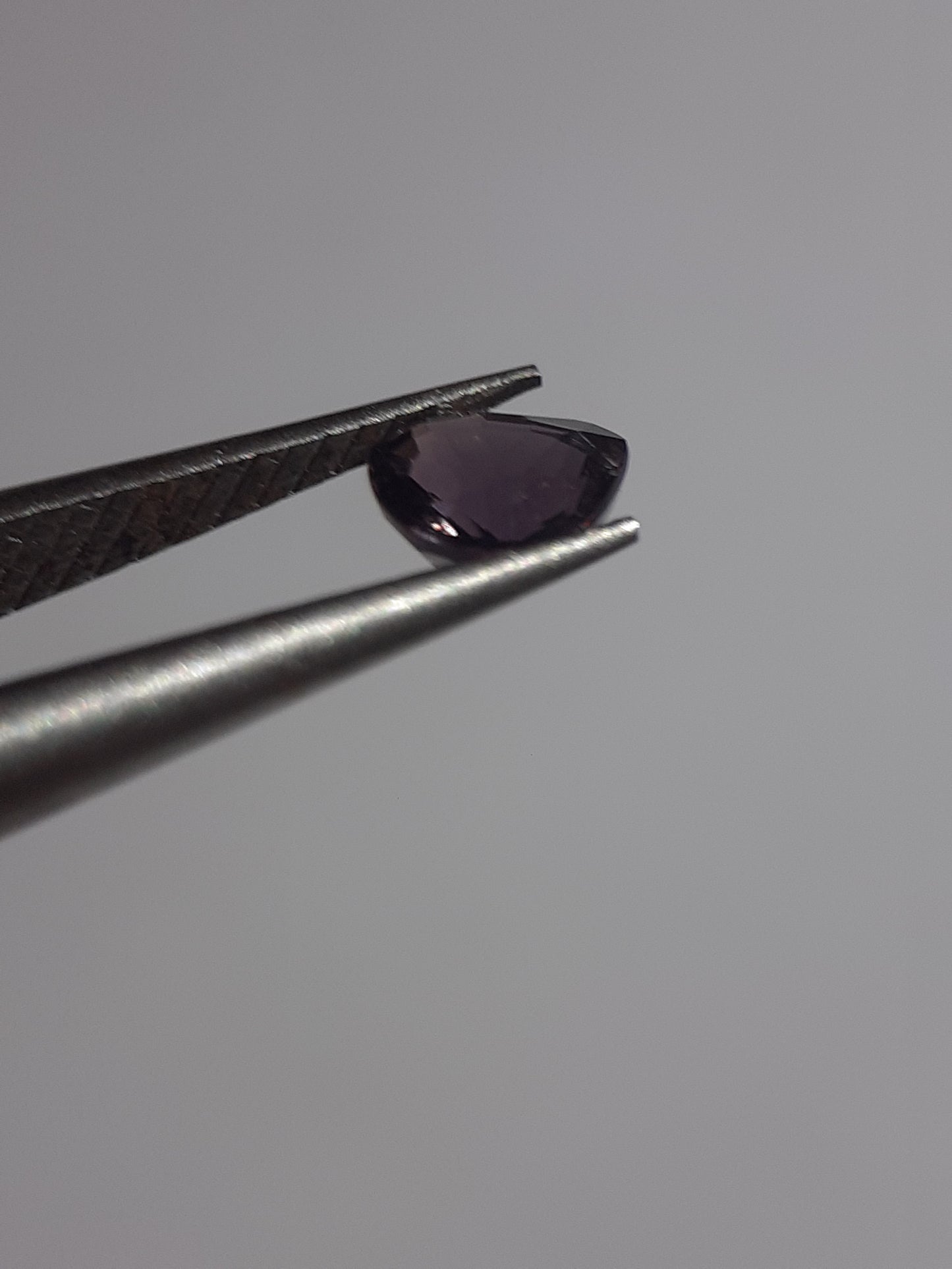 Natural bluish purple Sapphire - 0.43 ct - pear - unheated - Tanzania - Certified by NGB - Natural Gems Belgium