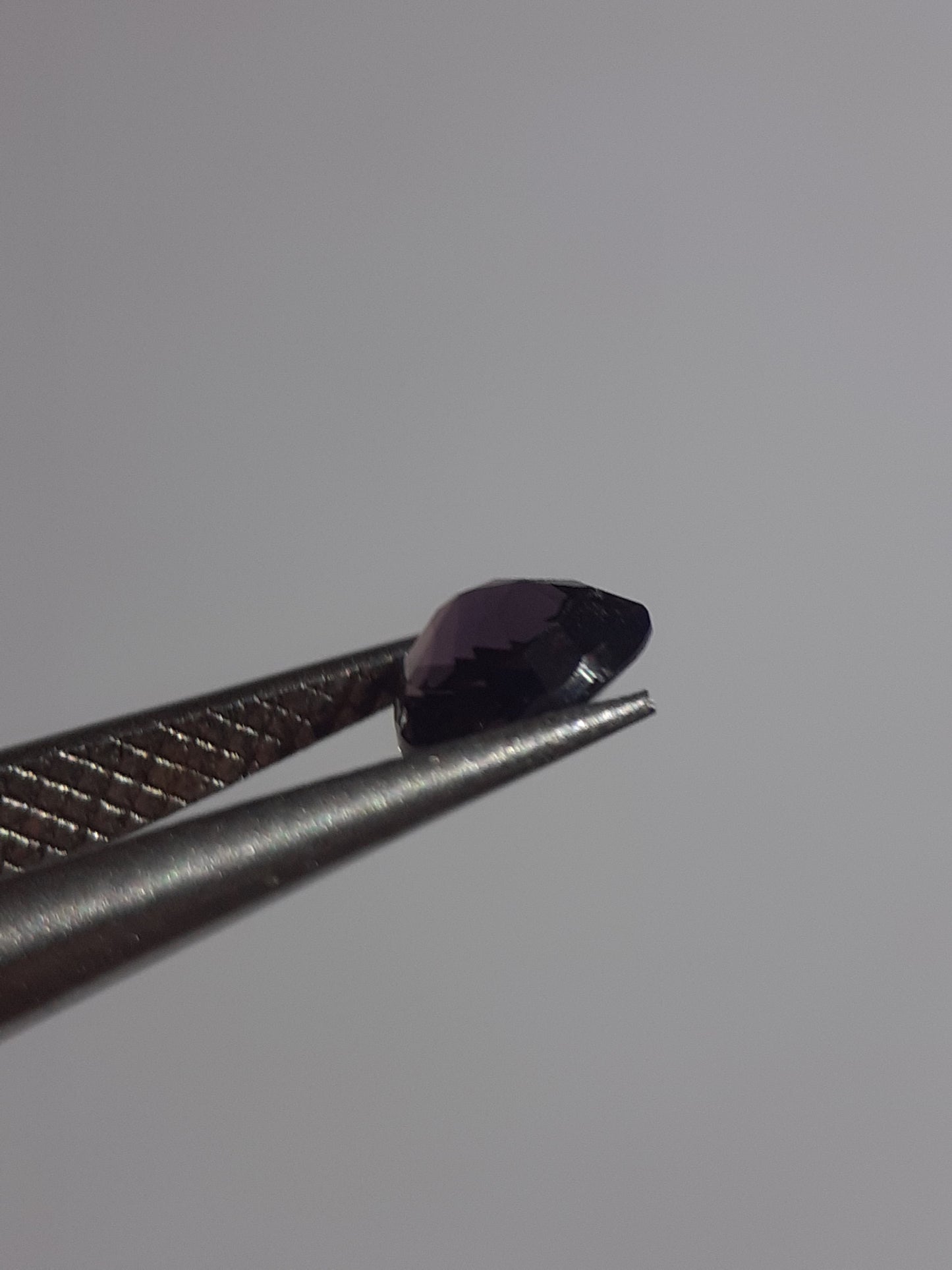 Natural bluish purple Sapphire - 0.43 ct - pear - unheated - Tanzania - Certified by NGB - Natural Gems Belgium