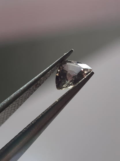 Natural greenish bluish purple Sapphire - 0.38 ct - Trillion - unheated - Tanzania - Certified by NGB - Natural Gems Belgium