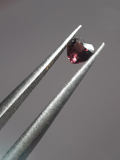 Natural purplish pink Sapphire - 0.23 ct - Heart - unheated - Tanzania - Certified by NGB - Natural Gems Belgium