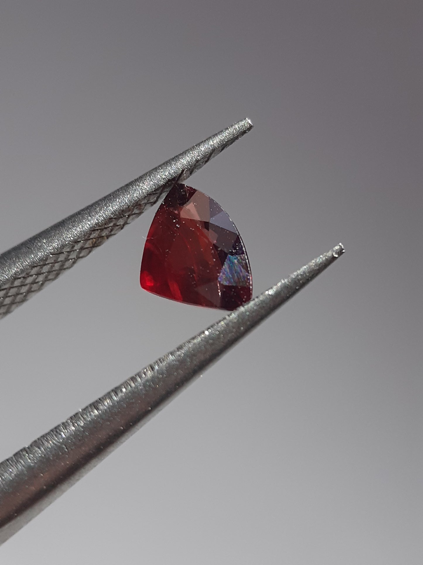 Reddish pinkish purple Sapphire - 0.39ct - Trillion - unheated - Tanzania - Certified by NGB - Natural Gems Belgium