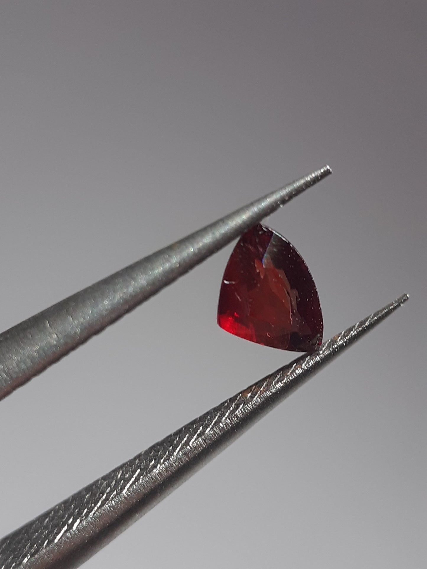 Reddish pinkish purple Sapphire - 0.39ct - Trillion - unheated - Tanzania - Certified by NGB - Natural Gems Belgium