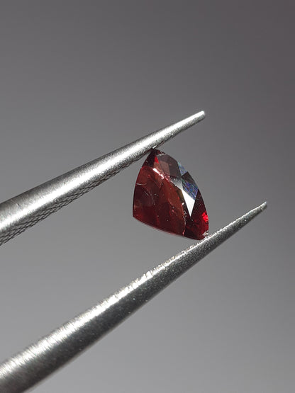 Reddish pinkish purple Sapphire - 0.39ct - Trillion - unheated - Tanzania - Certified by NGB - Natural Gems Belgium