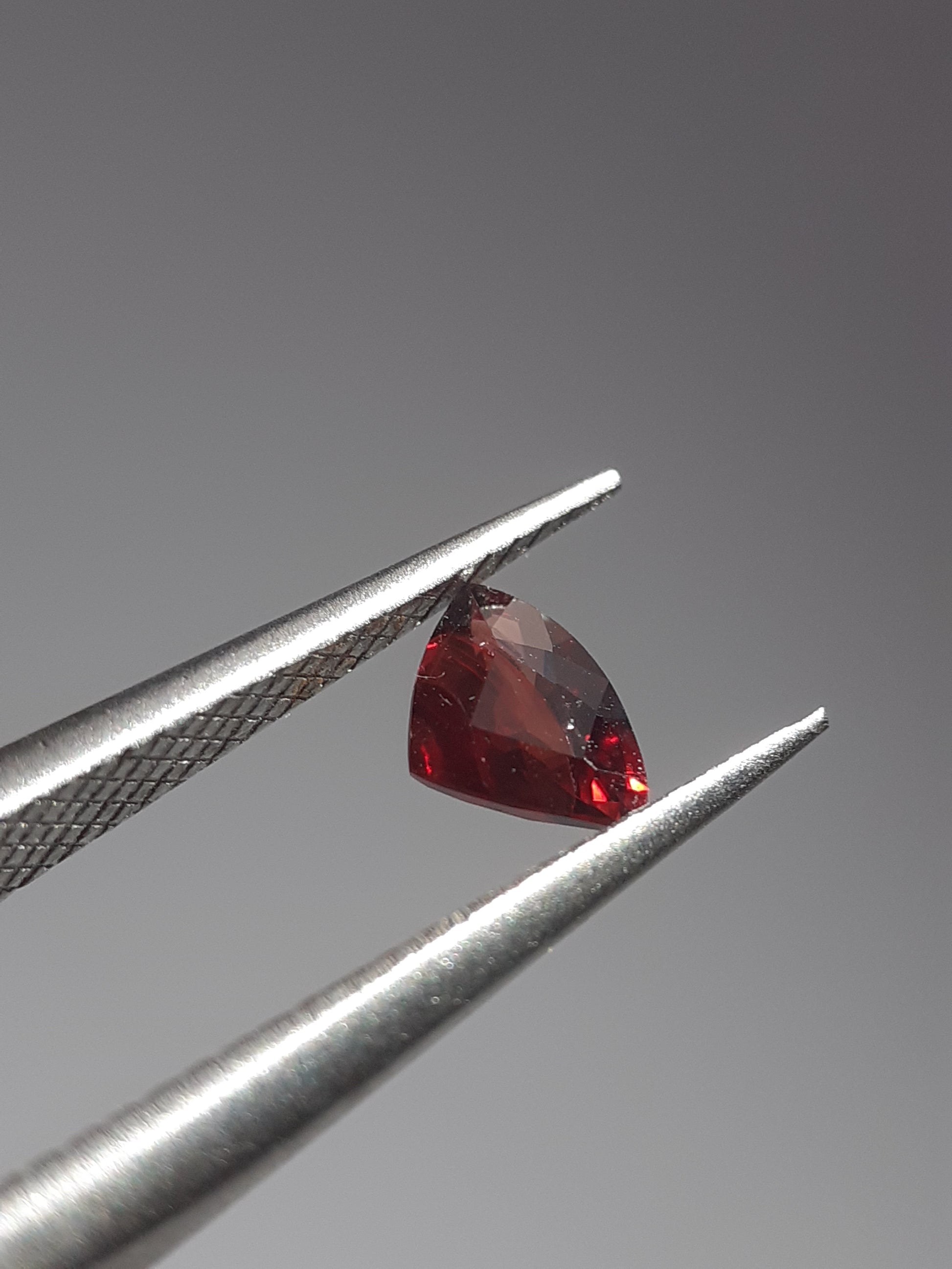 Reddish pinkish purple Sapphire - 0.39ct - Trillion - unheated - Tanzania - Certified by NGB - Natural Gems Belgium