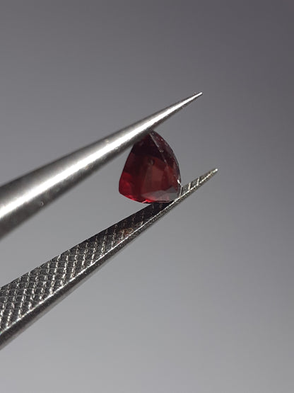 Reddish pinkish purple Sapphire - 0.39ct - Trillion - unheated - Tanzania - Certified by NGB - Natural Gems Belgium