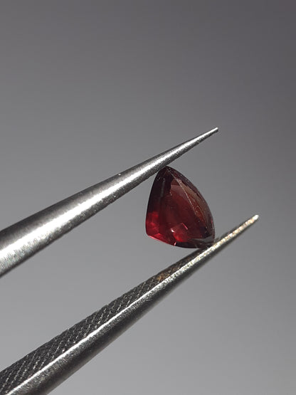 Reddish pinkish purple Sapphire - 0.39ct - Trillion - unheated - Tanzania - Certified by NGB - Natural Gems Belgium