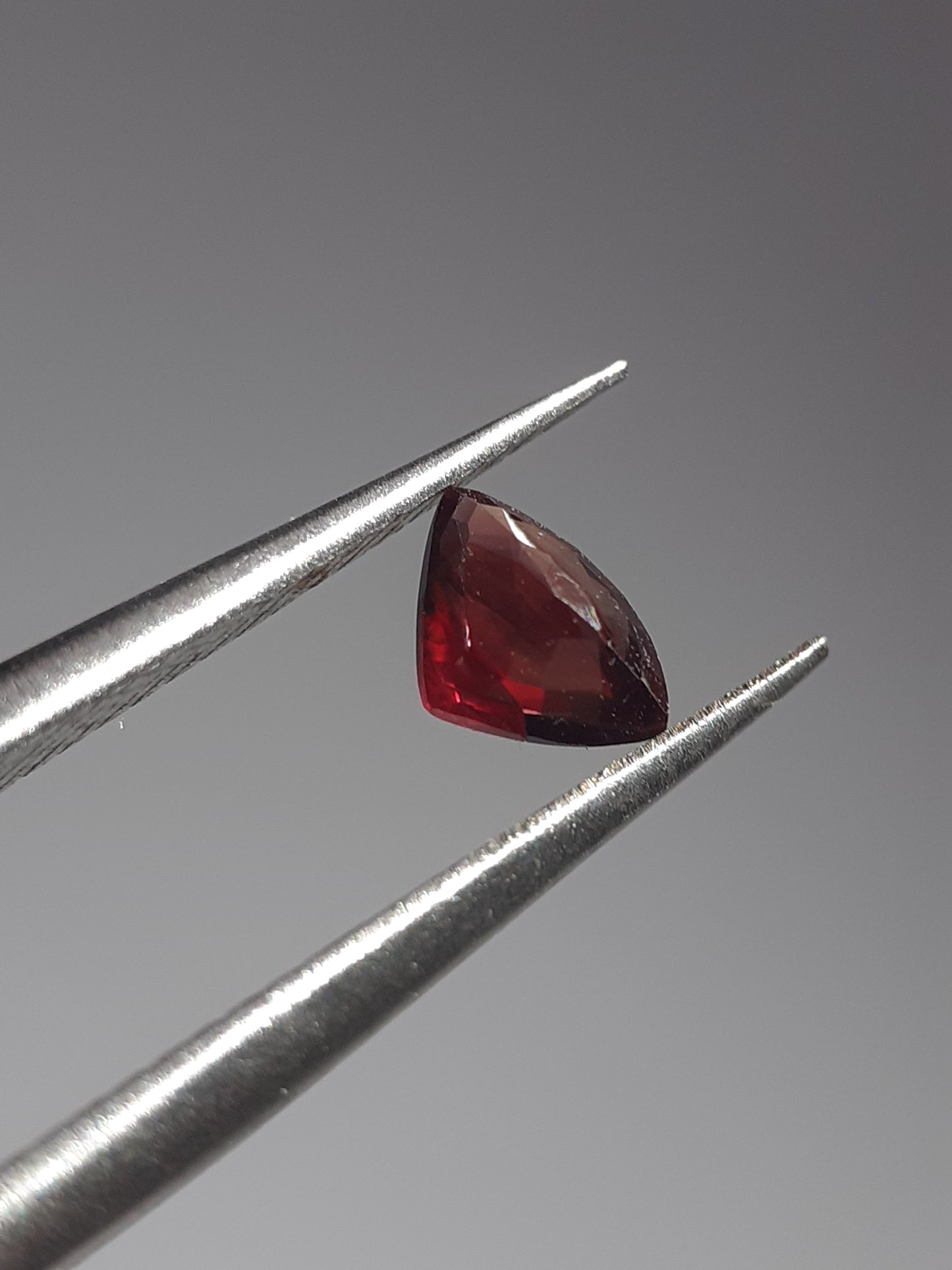 Reddish pinkish purple Sapphire - 0.39ct - Trillion - unheated - Tanzania - Certified by NGB - Natural Gems Belgium