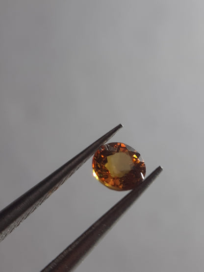 Natural orangy Yellow Sapphire - 0.34ct - round - Beryllium treated - Certified by NGB - Natural Gems Belgium