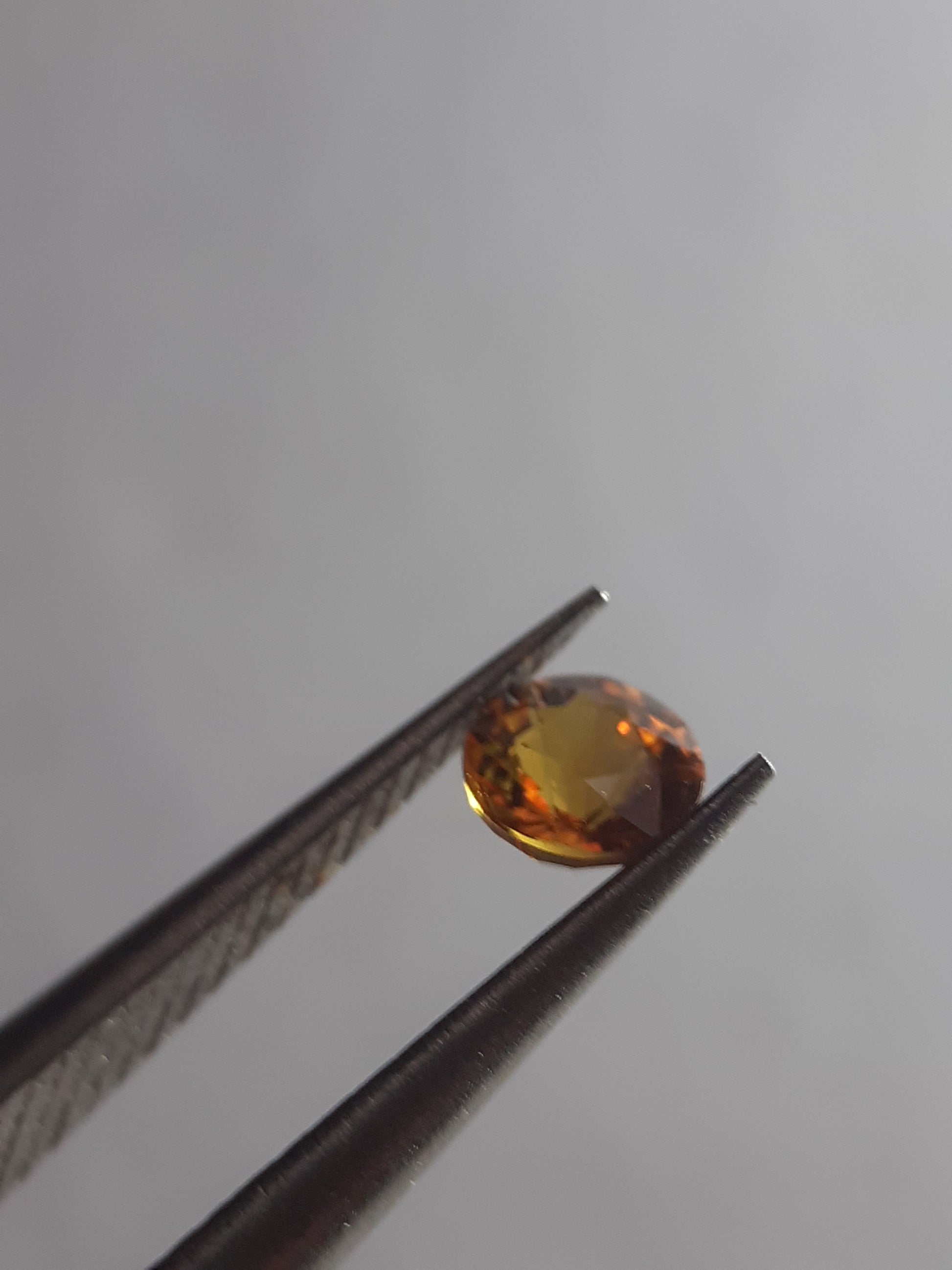 Natural orangy Yellow Sapphire - 0.34ct - round - Beryllium treated - Certified by NGB - Natural Gems Belgium