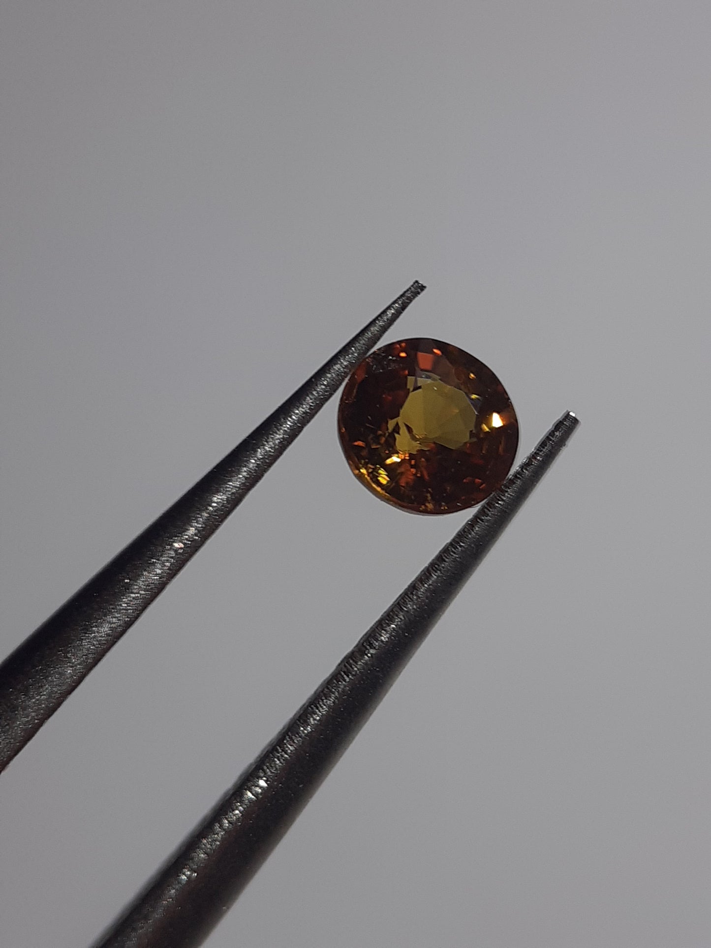 Natural orangy Yellow Sapphire - 0.34ct - round - Beryllium treated - Certified by NGB - Natural Gems Belgium