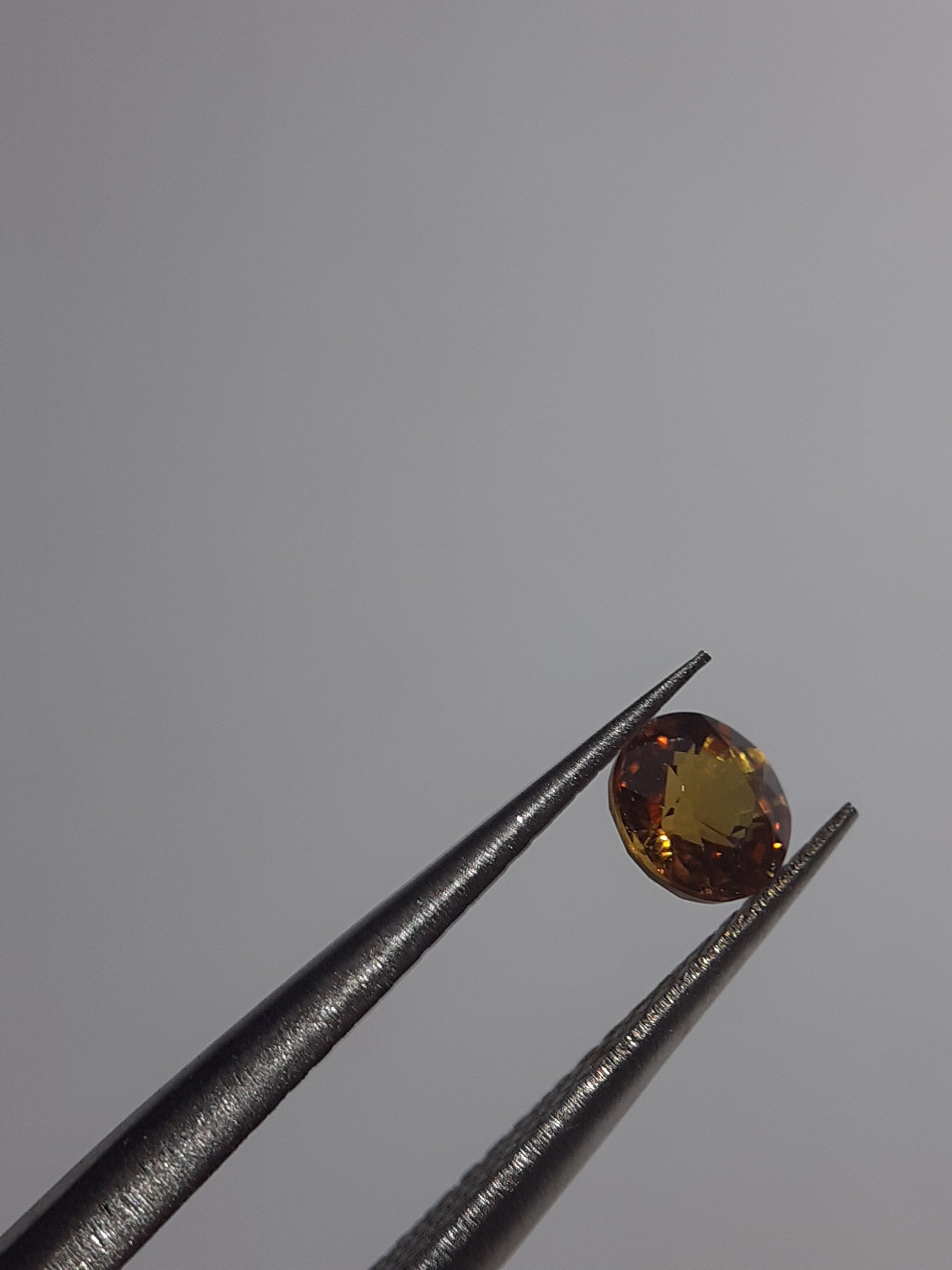 Natural orangy Yellow Sapphire - 0.34ct - round - Beryllium treated - Certified by NGB - Natural Gems Belgium