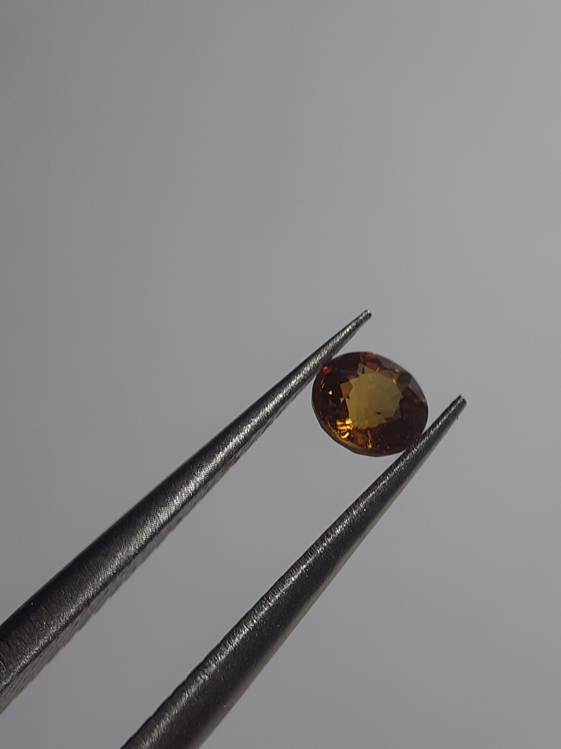 Natural orangy Yellow Sapphire - 0.34ct - round - Beryllium treated - Certified by NGB - Natural Gems Belgium