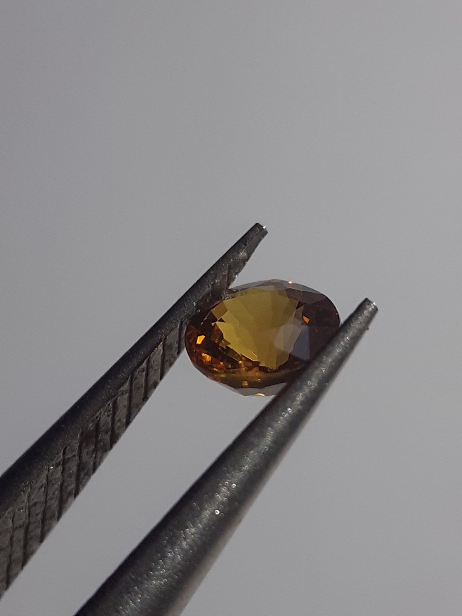 Natural orangy Yellow Sapphire - 0.34ct - round - Beryllium treated - Certified by NGB - Natural Gems Belgium