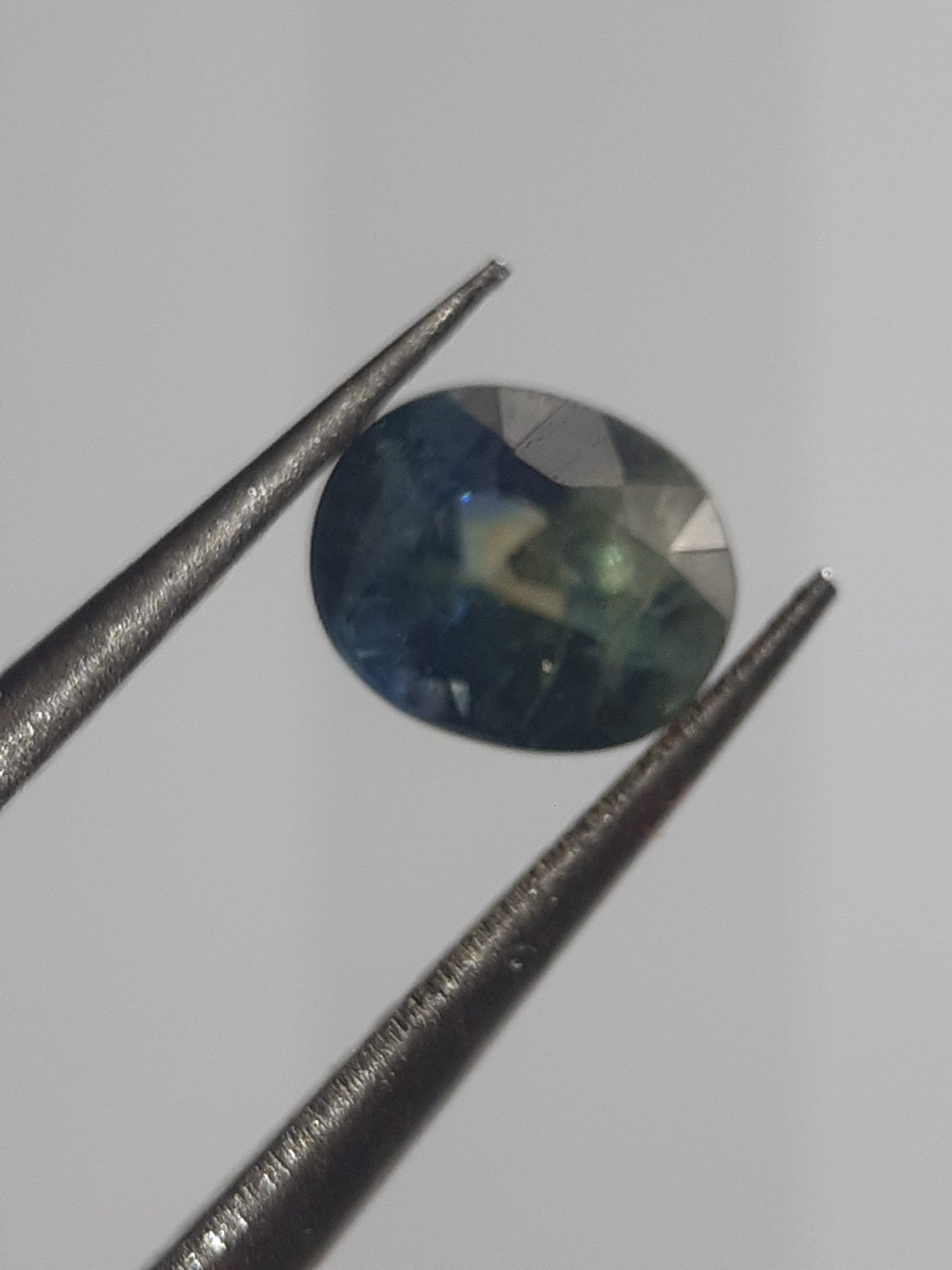 Natural Bicolor yellowish green and blue Sapphire - 0.58 ct - Oval - unheated -  Certified by NGB - Natural Gems Belgium