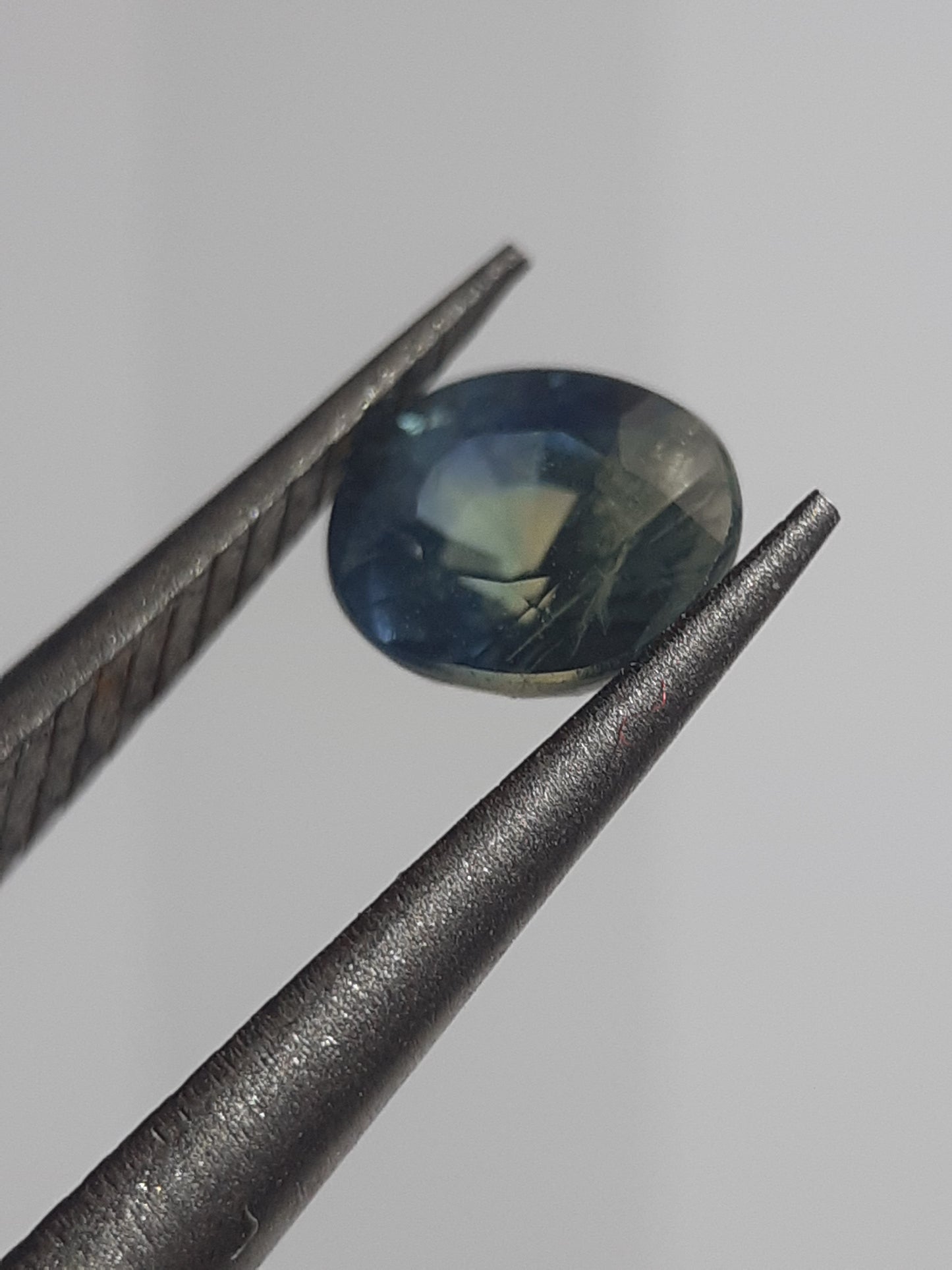 Natural Bicolor yellowish green and blue Sapphire - 0.58 ct - Oval - unheated -  Certified by NGB - Natural Gems Belgium