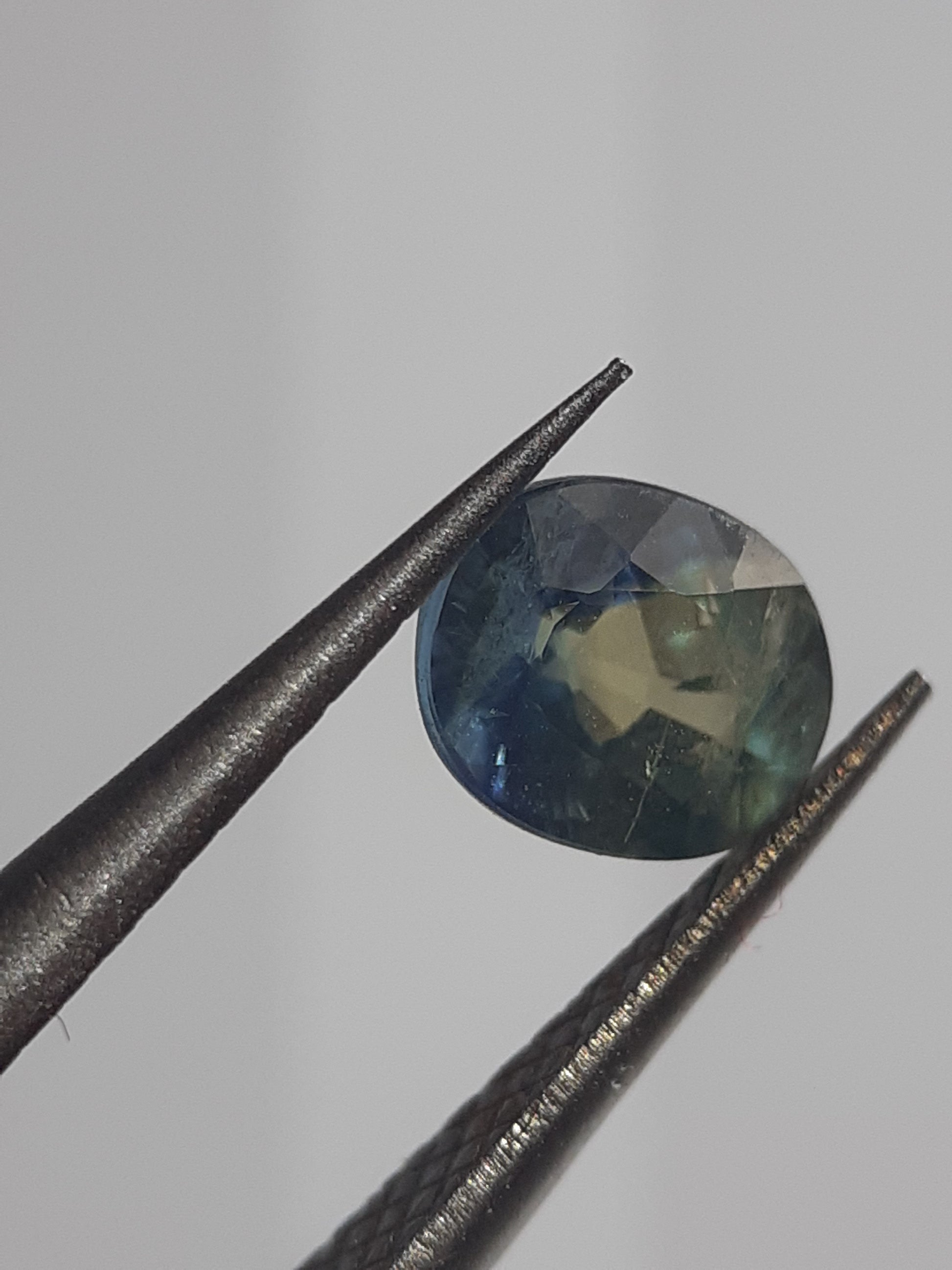 Natural Bicolor yellowish green and blue Sapphire - 0.58 ct - Oval - unheated -  Certified by NGB - Natural Gems Belgium