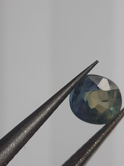 Natural Bicolor yellowish green and blue Sapphire - 0.58 ct - Oval - unheated -  Certified by NGB - Natural Gems Belgium