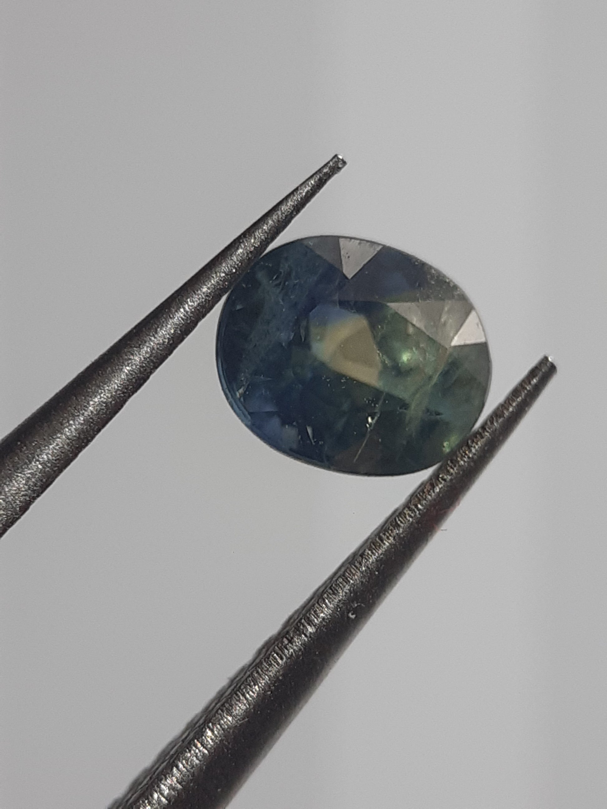 Natural Bicolor yellowish green and blue Sapphire - 0.58 ct - Oval - unheated -  Certified by NGB - Natural Gems Belgium