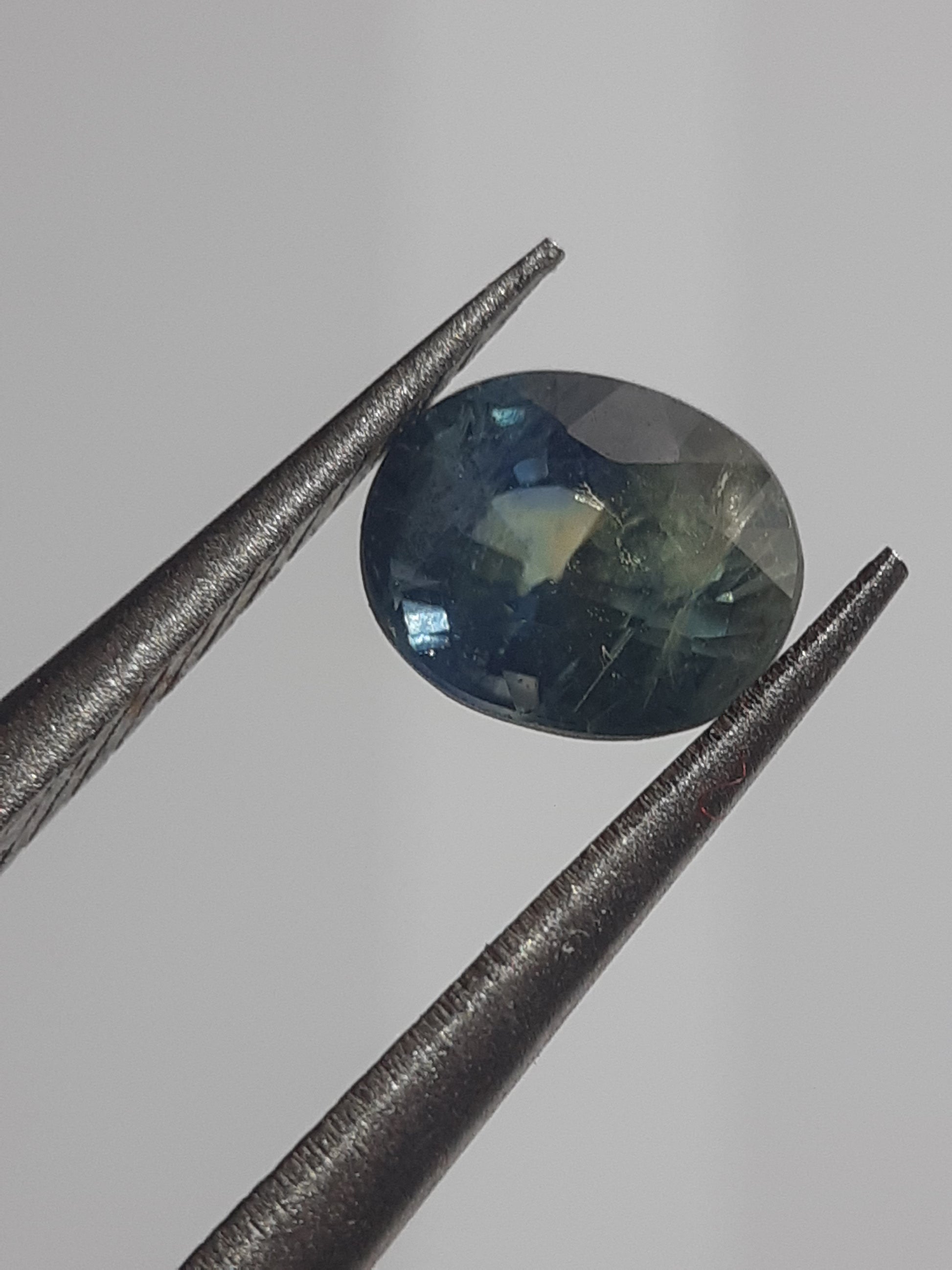 Natural Bicolor yellowish green and blue Sapphire - 0.58 ct - Oval - unheated -  Certified by NGB - Natural Gems Belgium