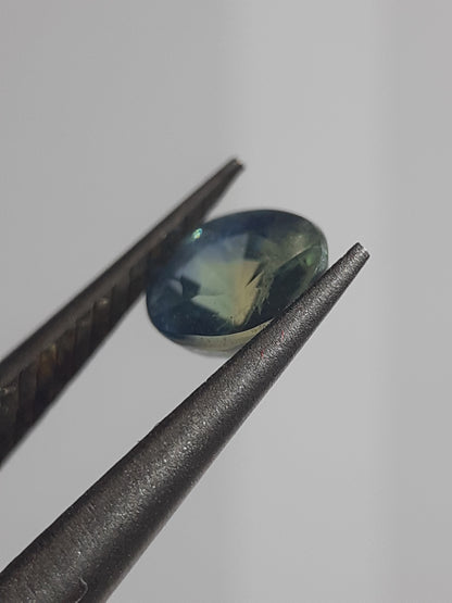 Natural Bicolor yellowish green and blue Sapphire - 0.58 ct - Oval - unheated -  Certified by NGB - Natural Gems Belgium