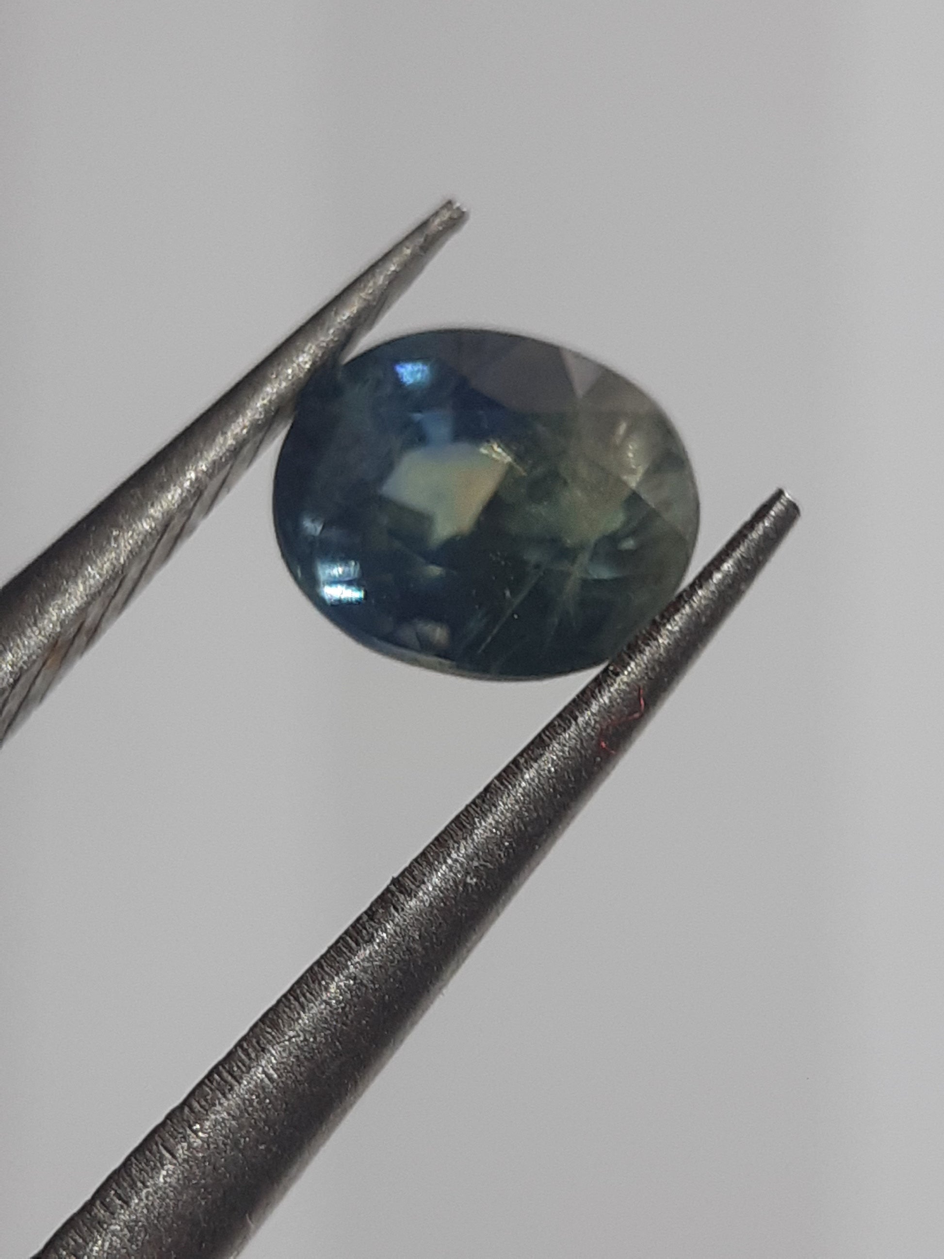 Natural Bicolor yellowish green and blue Sapphire - 0.58 ct - Oval - unheated -  Certified by NGB - Natural Gems Belgium