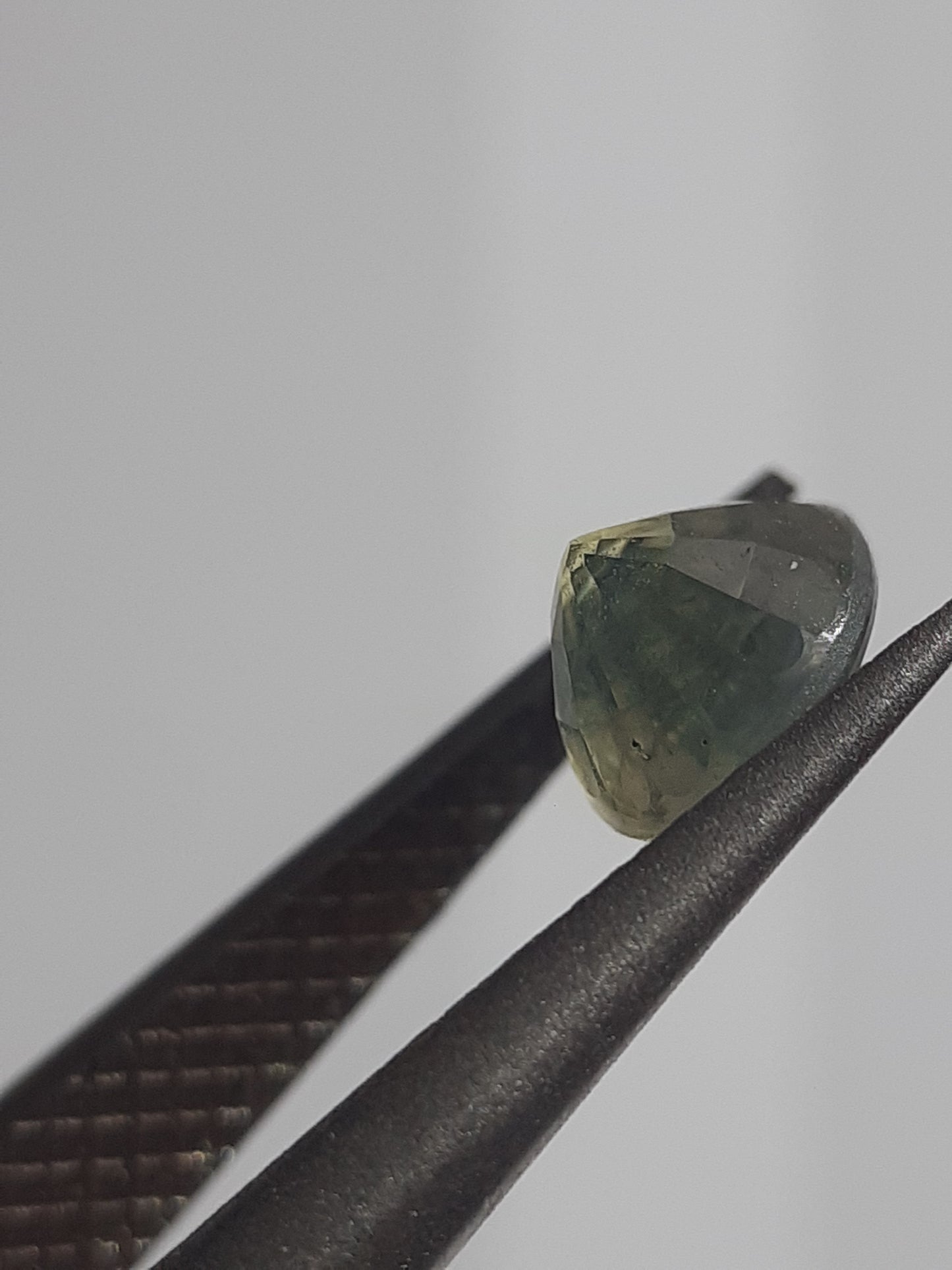 Natural Bicolor yellowish green and blue Sapphire - 0.58 ct - Oval - unheated -  Certified by NGB - Natural Gems Belgium