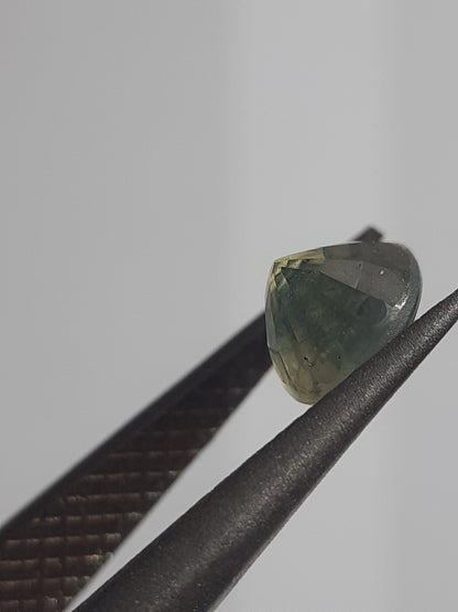 Natural Bicolor yellowish green and blue Sapphire - 0.58 ct - Oval - unheated -  Certified by NGB - Natural Gems Belgium