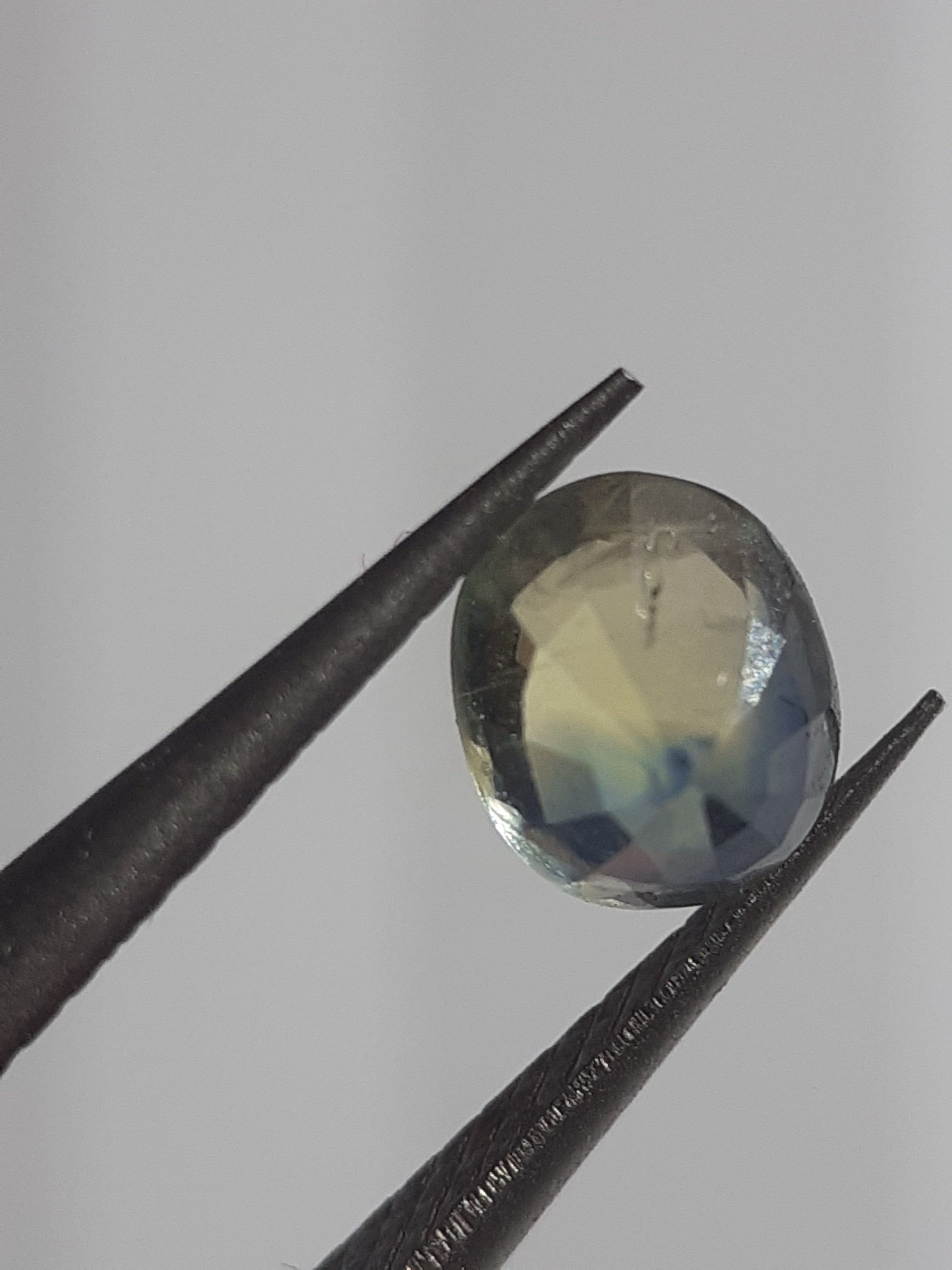 Natural Bicolor yellowish green and blue Sapphire - 0.58 ct - Oval - unheated -  Certified by NGB - Natural Gems Belgium