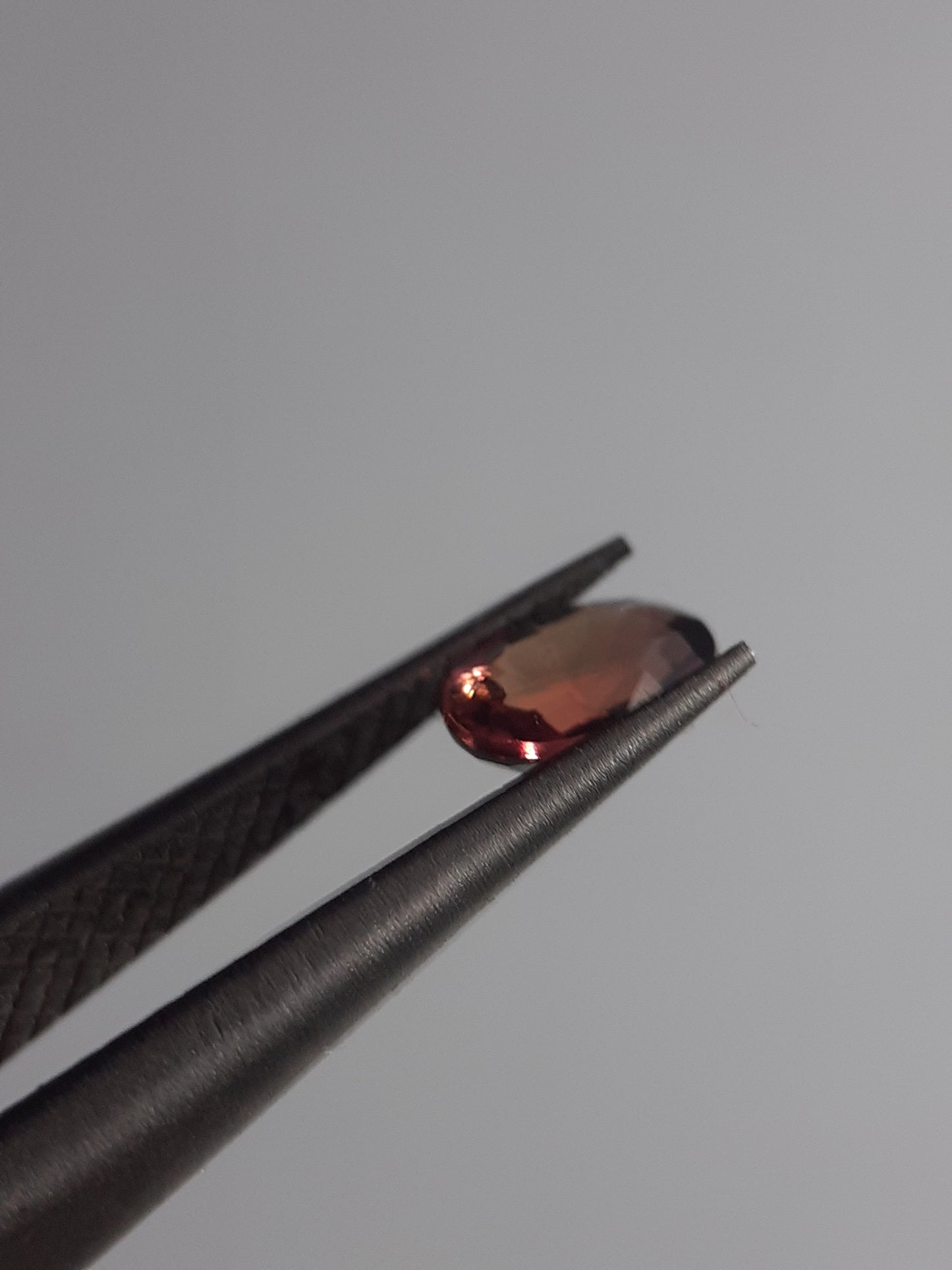 Natural pinkish reddish purple sapphire - 0.37ct - oval - unheated - certified by NGB - Natural Gems Belgium