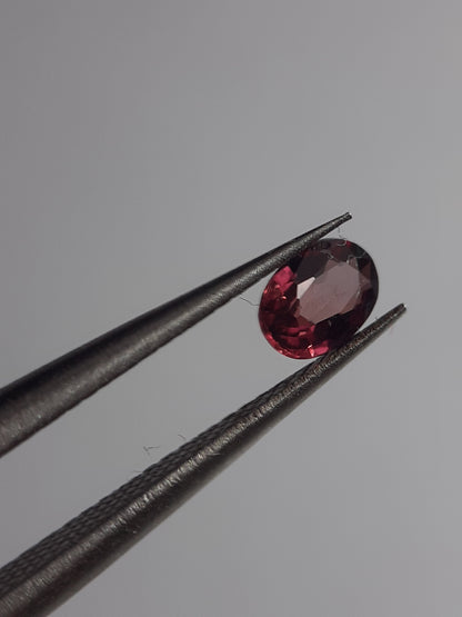 Natural pinkish reddish purple sapphire - 0.37ct - oval - unheated - certified by NGB - Natural Gems Belgium