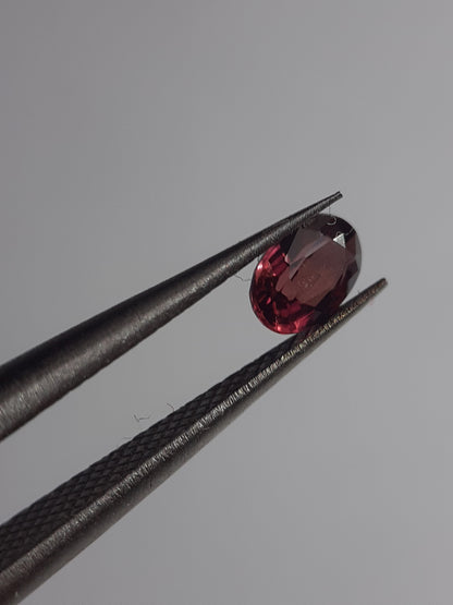 Natural pinkish reddish purple sapphire - 0.37ct - oval - unheated - certified by NGB - Natural Gems Belgium