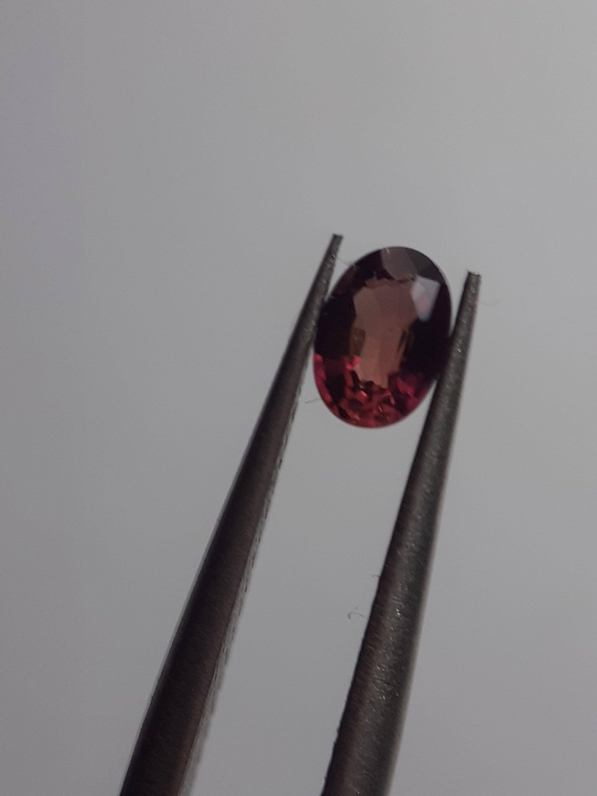 Natural pinkish reddish purple sapphire - 0.37ct - oval - unheated - certified by NGB - Natural Gems Belgium