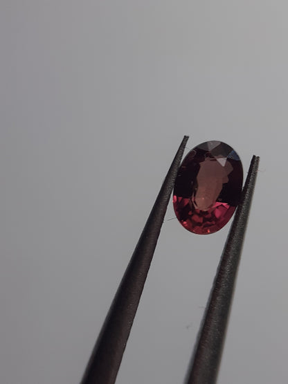 Natural pinkish reddish purple sapphire - 0.37ct - oval - unheated - certified by NGB - Natural Gems Belgium