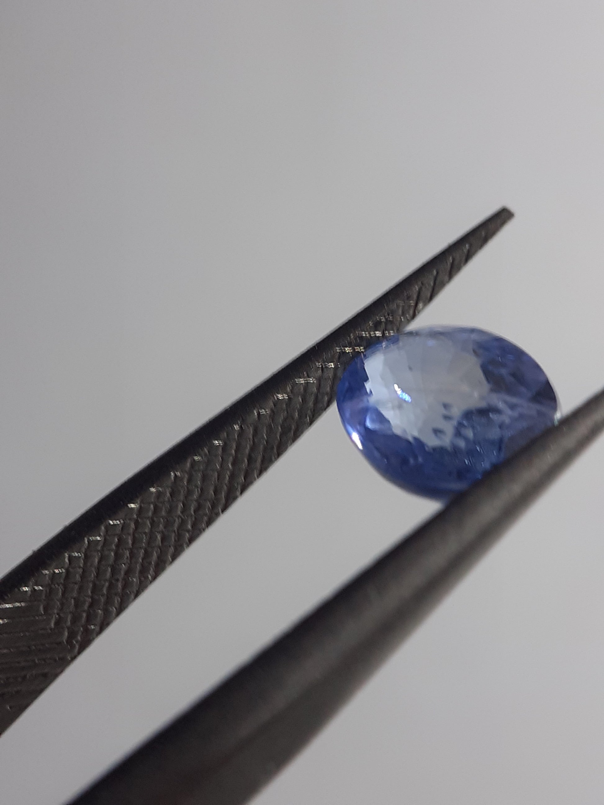 Natural light blue to blue sapphire - 1.54ct - oval - Ceylon - certified by NGB - Natural Gems Belgium