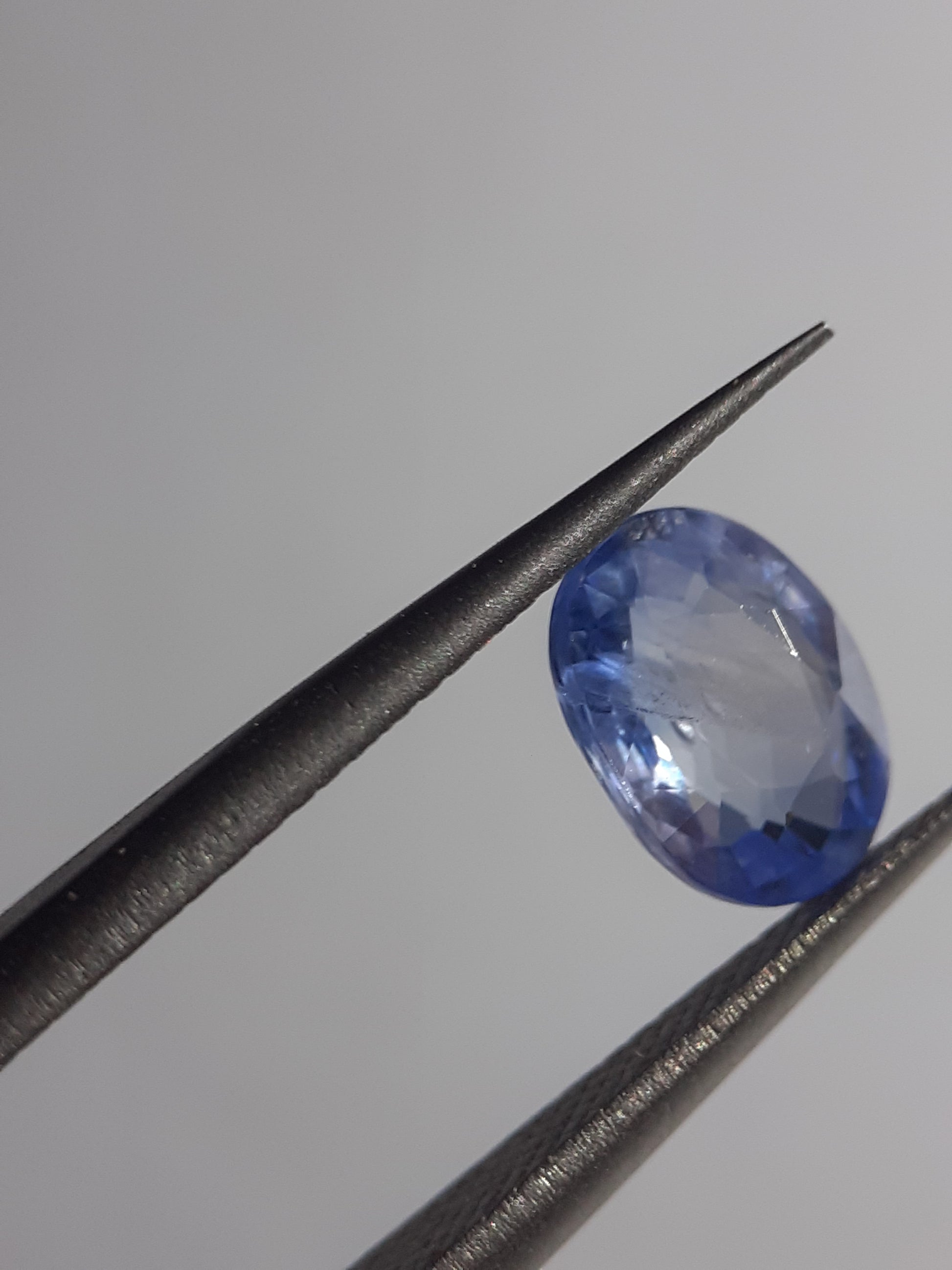 Natural light blue to blue sapphire - 1.54ct - oval - Ceylon - certified by NGB - Natural Gems Belgium