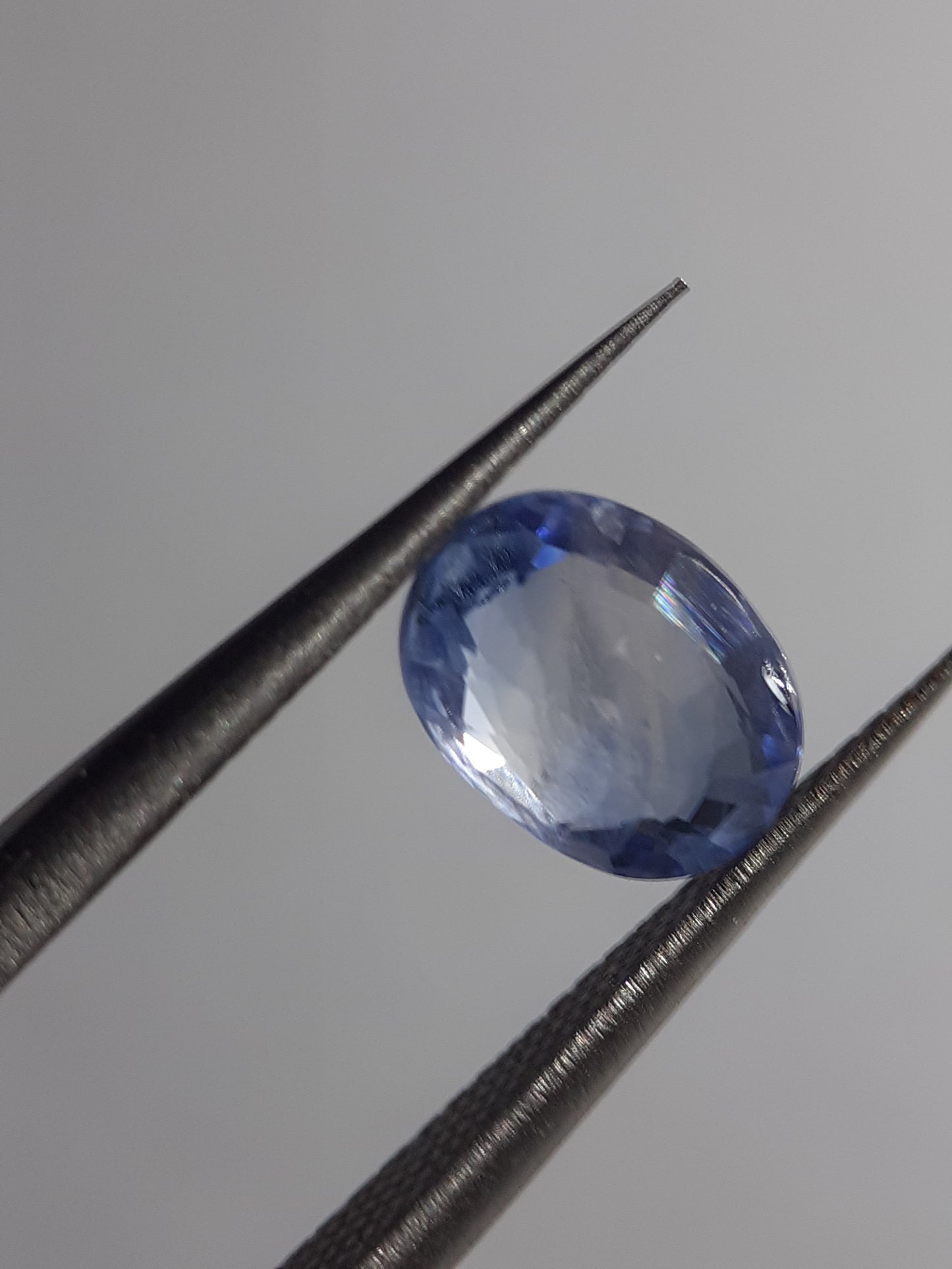 Natural light blue to blue sapphire - 1.54ct - oval - Ceylon - certified by NGB - Natural Gems Belgium