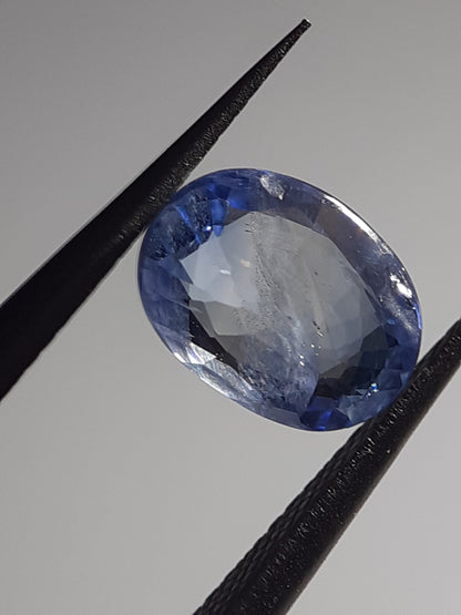 Natural light blue to blue sapphire - 1.54ct - oval - Ceylon - certified by NGB - Natural Gems Belgium