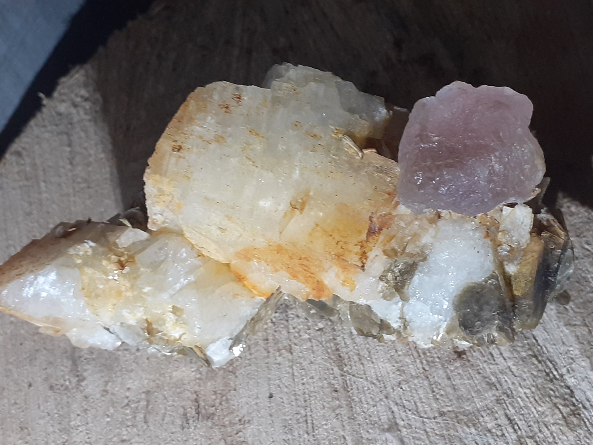 Beautiful pink fluorite crystal on cluster of mica and quartz, well shaped, well balanced, 135 grams - Natural Gems Belgium