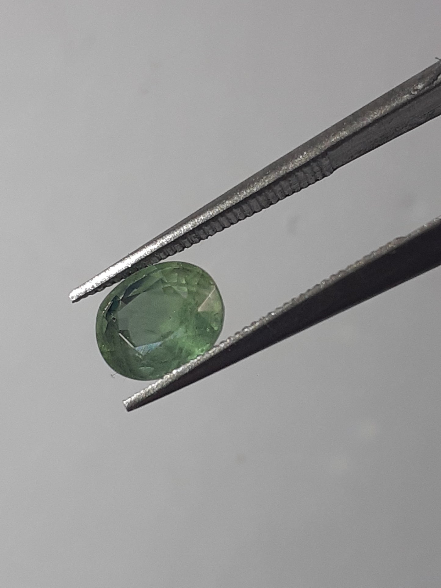 Natural light to deep green sapphire - 1.02 ct - oval - unheated - Australia - certified by NGB - Natural Gems Belgium