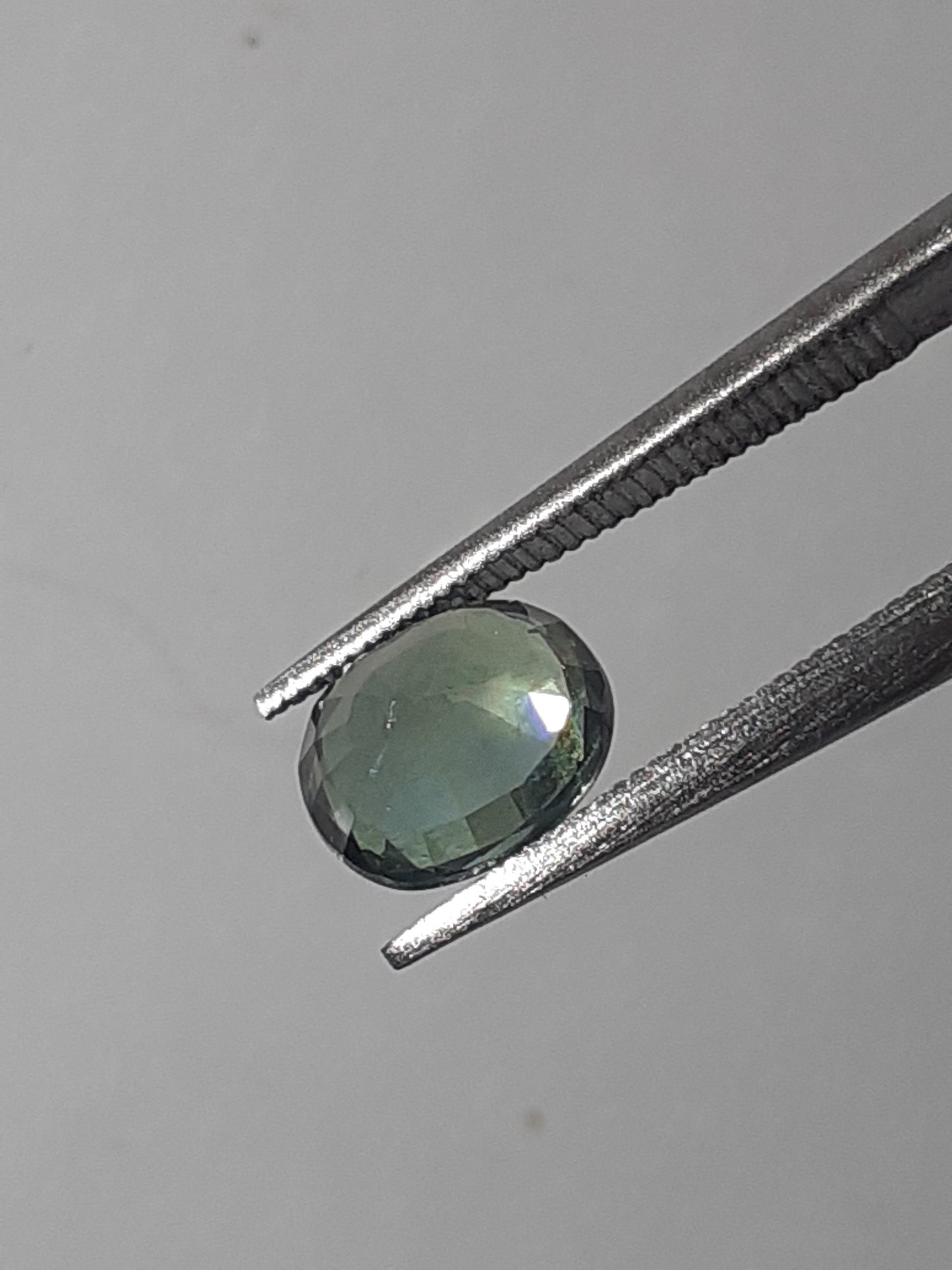 Natural light to deep green sapphire - 1.02 ct - oval - unheated - Australia - certified by NGB - Natural Gems Belgium