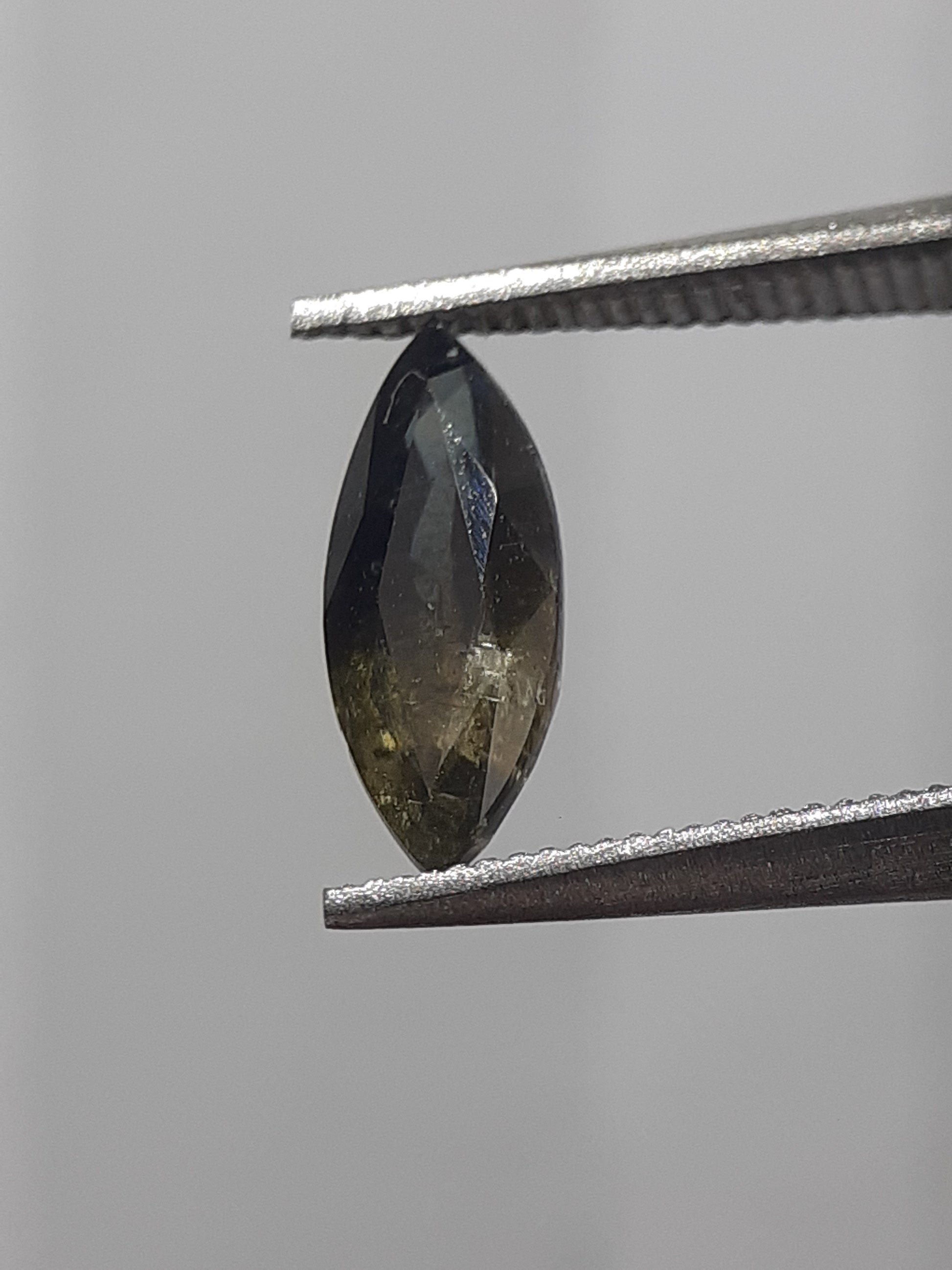 Natural bicolor sapphire - 0.69 ct - Marquise - unheated - Tanzania - certified by NGB - Natural Gems Belgium