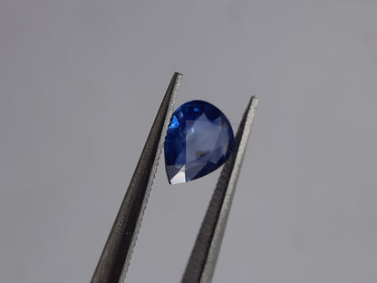 Natural blue sapphire - 0.62 ct - pear - heated - Ceylon - certified by NGB - Natural Gems Belgium