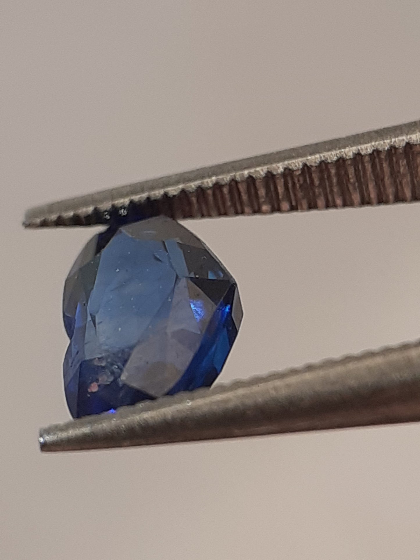 Natural blue sapphire - 0.69 ct - Heart - heated - Ceylon - certified by NGB - Natural Gems Belgium