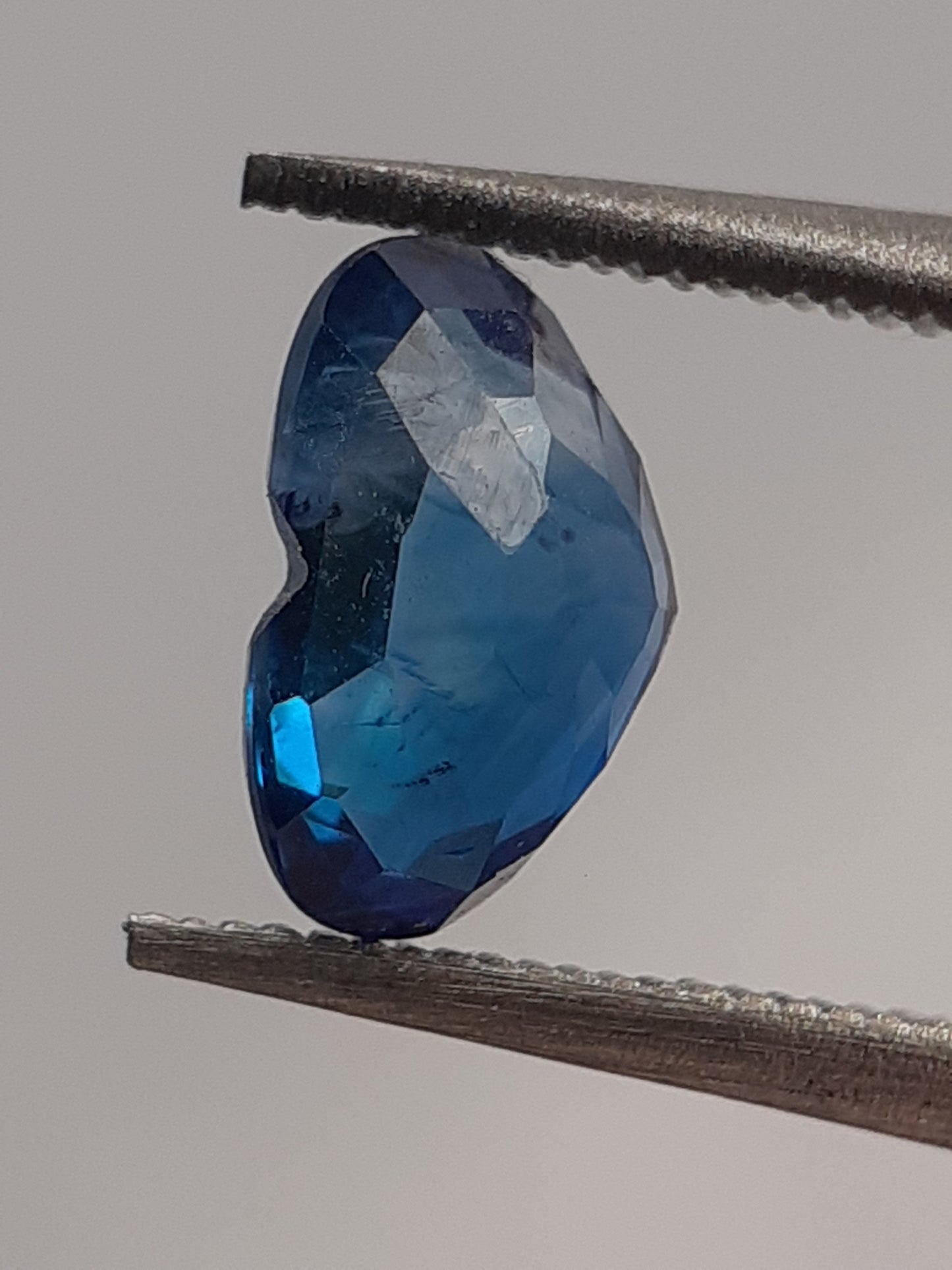 Natural blue sapphire - 0.69 ct - Heart - heated - Ceylon - certified by NGB - Natural Gems Belgium