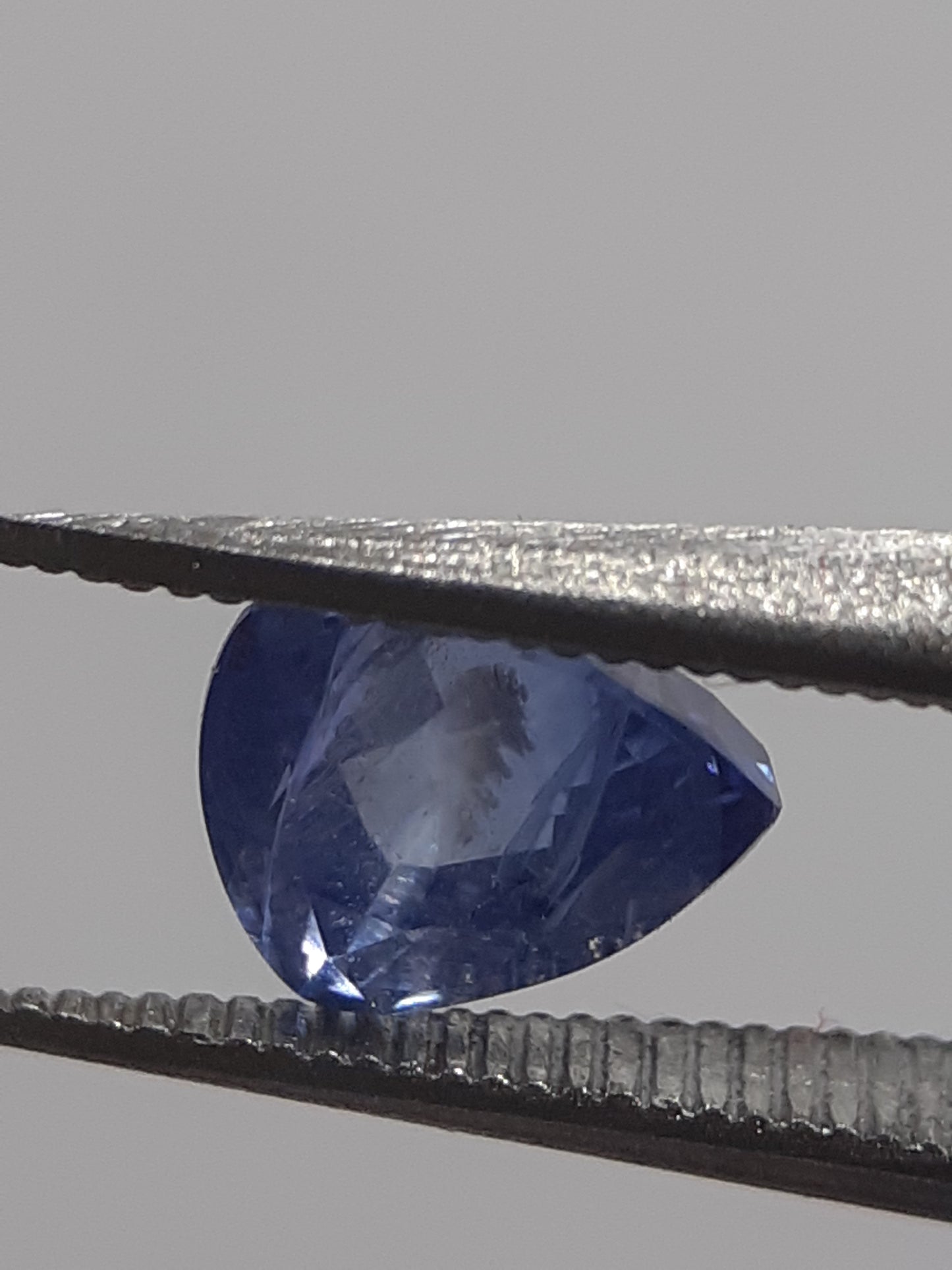 Natural blue sapphire - 0.70 ct - trillion - heated - Ceylon - certified by NGB - Natural Gems Belgium