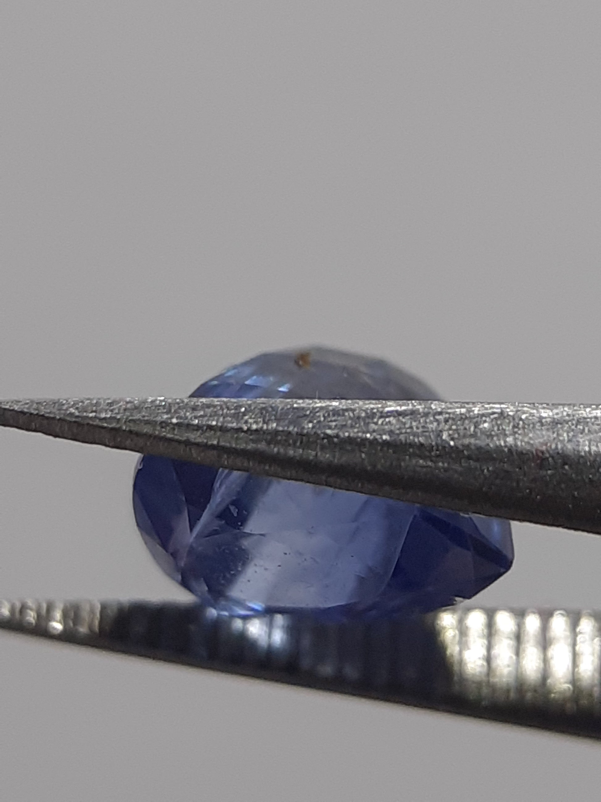 Natural blue sapphire - 0.70 ct - trillion - heated - Ceylon - certified by NGB - Natural Gems Belgium